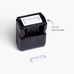 Ein Datumsstempel mit Text und anpassbarem Datum, dazu ein Muster des Stempelabdrucks.