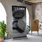 Ein Studio mit einem Roll-Up-Banner.