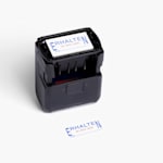 Ein Datumsstempel mit Text und anpassbarem Datum, dazu ein Muster des Stempelabdrucks.
