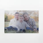 Un tableau photo en aluminium illustrant trois enfants.