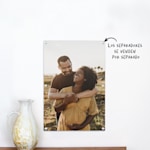 Una lámina en metacrilato con la foto de una pareja joven esperando un bebé.
