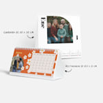 Un calendario de mesa cuadrado y otro rectangular con fotos, con una nota en la que se indica que las medidas son 20 por 20 centímetros y 10,5 por 21 centímetros, respectivamente.