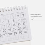 Cuadrícula de calendario con una nota donde se indica que se pueden añadir cumpleaños y eventos especiales al calendario personalizado.