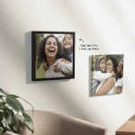 Dos lienzos personalizados sobre una pared en los que aparecen fotos de familia con una nota donde se indica que tienes la opción de subir una foto y añadir un marco para el lienzo.