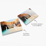 Dos láminas en aluminio con fotos de paisajes. Hay unos textos que indican que hay dos opciones de material, aluminio cepillado y aluminio blanco con acabado.