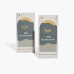 Dos tarjetas informativas con relieves metalizados dorados promocionando ofertas de una boutique.