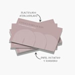 Una pila de tarjetas de visita de tacto suave para una consultoría con una nota que indica que están hechas de un papel duradero y reconocible y que presentan un plastificado «aterciopelado».
