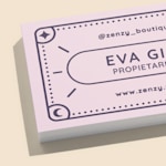 Un primer plano de una pila de tarjetas de visita de tacto suave para una boutique.