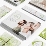 Un conjunto de tarjetas personalizadas variadas de formas y tamaños diferentes colocadas las unas al lado de las otras, diseñadas para un retiro de yoga