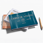 Un montón de libros de visitas, uno con el nombre de un hotel impreso en la portada y otro con el nombre de una galería de arte.