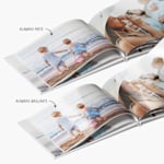 Dos fotolibros abiertos en fotos de una familia en la playa, con una nota que dice que hay 2 acabados de papel: mate y brillante.