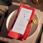 Un menú para bodas con texto negro sobre una mesa estilo rancho.
