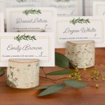 tarjeta con nombre para boda con diseño floral y de hojas