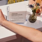 Una colección de servilletas de cóctel personalizadas para una boda, impresas con datos divertidos sobre el novio y la novia.