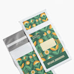 Un sobre de plástico para envíos promocionando un negocio de productos naturales con impresión en el anverso y reverso.