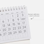 Cuadrícula de calendario con una nota donde se indica que se pueden añadir cumpleaños y eventos especiales al calendario personalizado.