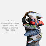 Una persona sosteniendo una pila de cojines personalizados con distintas fotos. Una reseña de cojines de un cliente que dice: “El material del cojín es de alta calidad y la imagen se imprimió nítida y clara.”