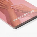 Un conjunto pequeño de tarjetas informativas con relieves brillantes, promocionando un salón de uñas.