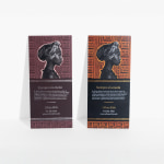 Una tarjeta informativa con relieves metalizados plateados y una tarjeta informativa con relieves metalizados dorados de una tienda minorista.