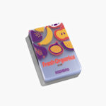 Un conjunto de tarjetas de membresía de plástico transparente de una tienda de alimentos orgánicos.