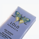 Un conjunto de tarjetas de presentación de plástico transparente del propietario de una tienda de salud holística.