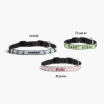Tres collares para perro personalizados impresos con diferentes nombres: Stewart, Scout y Rosie. Tienen una nota con sus respectivos tamaños: grande, mediano y pequeño.