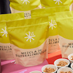 Una imagen de bolsas Stand Up exhibiendo una mezcla de superalimentos de granola de lima y limón.