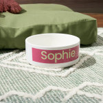 Un plato para mascotas personalizado con el nombre “Sophie”.