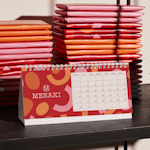 Un calendario de escritorio promocionando una chocolatería.