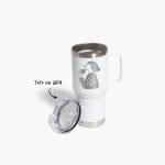 Una taza de viaje blanca personalizada con el nombre y el logotipo de una cafetería, con una nota de que su tapa no contiene BPA.