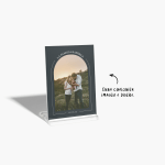 Un mosaico de fotos impreso con la foto de una pareja y su bebé. La foto está enmarcada con un motivo de arco.
