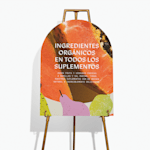 Un cartel de cartón pluma con forma personalizada en un caballete.