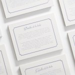 Una tarjeta anexa letterpress con texto elegante y un borde de estilo antiguo.