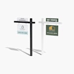 Un poste colonial negro con un cartel para inmobiliarias y una placa de información que indica “venta pendiente”, a la par de un poste colonial blanco con un cartel para inmobiliarias y una placa de información de “se vende”.