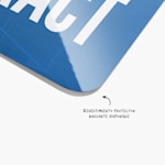 Un cartel azul para inmobiliarias mostrando el revestimiento brillante de protección.