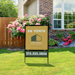 Un cartel para inmobiliarias en un soporte de metal con una placa de información en la parte inferior.