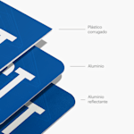 3 carteles azules para inmobiliarias colocados uno arriba del otro, con los materiales etiquetados.