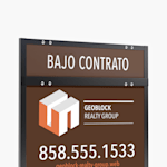 Una imagen de cerca de una placa de información para la parte superior, promocionando una casa bajo contrato.