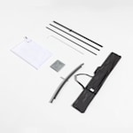 El juego completo de una bandera rectangular: la bandera, el poste, la estaca de piso y el estuche.