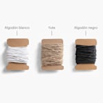 Nuestras 3 opciones de etiquetas con cordón: algodón blanco, yute y algodón negro.