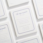 Una tarjeta de RSVP letterpress con escritura en cursiva.