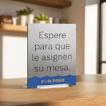 Cartel metálico para mesa de restaurante de poke bowl que indica a los clientes que deben esperar a que les asignen mesa.
