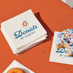 Una pila de servilletas de cóctel personalizadas para una fiesta de 40.º cumpleaños.