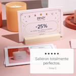Una postal con relieves metalizados en un soporte de madera colocado sobre un mostrador.