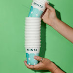 Nuestros vasos de papel para café personalizados en 3 diferentes tamaños, uno junto al otro.
