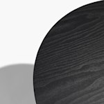 Un primer plano de la encimera de madera negra del mostrador promocional redondo.