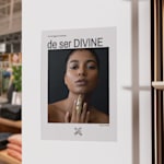 Un póster de una joyería que muestra a una mujer usando un anillo de oro.