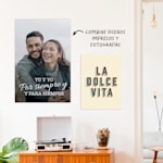Dos pósteres de pared: uno con una pareja y otro con un diseño gráfico; hay una nota que dice que se pueden combinar con láminas y fotos.