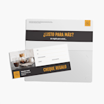 Un certificado de regalo de un café, apoyado en un sobre abierto para certificados de regalo.