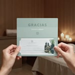 Una persona sujetando el certificado de regalo de un spa, adentro de un sobre para certificados de regalo.
